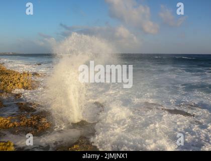 Le grandi onde che colpiscono le rocce sull'oceano Foto Stock