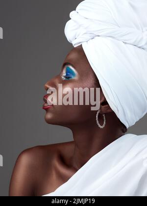 La tradizione è sempre in tendenza. Studio girato di una giovane donna attraente in posa in tradizionale abbigliamento africano su uno sfondo grigio. Foto Stock