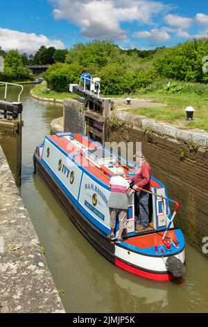 Barca stretta sul Canal Grand Union a serratura a tre chiuse, Soulbury, Bedfordshire, Inghilterra Foto Stock