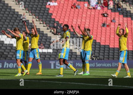 Milton Keynes, Regno Unito. 06th ago 2022. Sheffield Wednesday i giocatori festeggiano la vittoria delle loro squadre a Milton Keynes, Regno Unito, il 8/6/2022. (Foto di Gareth Evans/News Images/Sipa USA) Credit: Sipa USA/Alamy Live News Foto Stock