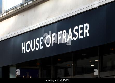 Cartello sopra l'entrata principale di una casa di fraser grandi magazzini a briggate nel centro di leeds Foto Stock