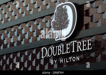 Doubletree by Hilton. Logo sulla facciata dell'edificio dell'hotel. Hotel a Minsk, Bielorussia. Foto Stock