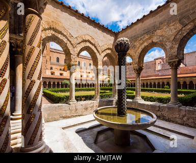 Chiostro con colonne decorate nella Cattedrale di Monreale o nella Cattedrale di Santa Maria Nuova Foto Stock