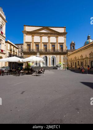 Casa Casa Senatoria sulla piazza del municipio con alazzo de la Corte Capitaniale e sulla destra la cupola della Cattedrale di S. Foto Stock