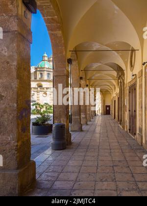 Ammira i portici fino alla Cattedrale del Santissimo Salvatore o alla Chiesa di San Vito Foto Stock