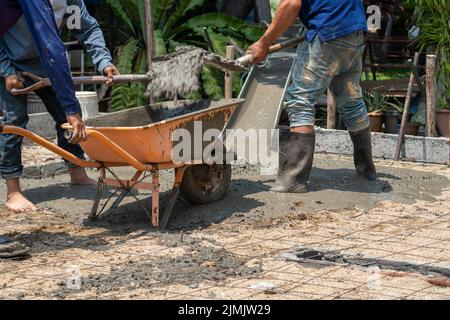 Costruzione non sicura dei lavoratori migranti Myanmar mentre versano soletta di cemento in cantiere , Thailandia. Foto Stock