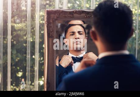 Im pronto a sposare la donna dei miei sogni. Un bel giovane uomo vestito il giorno delle nozze. Foto Stock