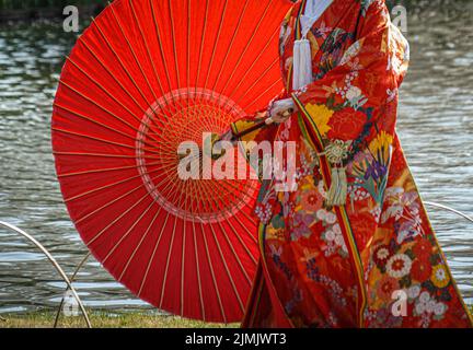 Kimono cerimoniale rosso a dodici strati (costume nazionale giapponese) Foto Stock