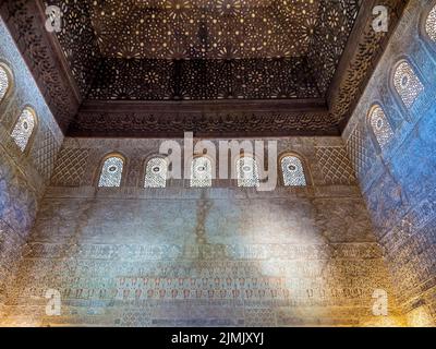 Decorazioni in rilievo moresco su pareti e archi finestra nel palazzo Nasrido Foto Stock