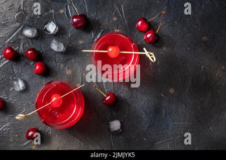 Cocktail guarnito con ciliegia, succo di mirtillo fresco con ghiaccio Foto Stock