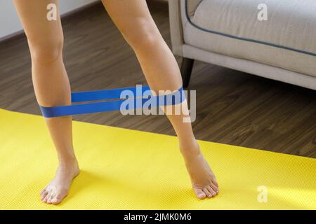 Allenatevi a casa con la fascia in gomma resistente Foto Stock