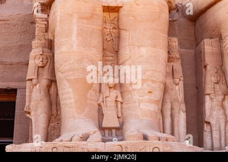 Vista della parte gamba di Ramses II seduto al Grande Tempio di Ramses II ad Abu Simbel. Foto Stock