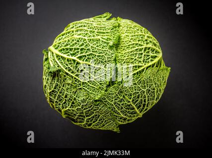 Cavolo sabaudo isolato su sfondo nero Foto Stock