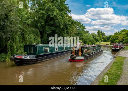 Barche strette su Trent e Mersey Canal, Middlewich, Cheshire, Inghilterra Foto Stock