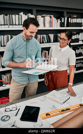 La nostra prossima avventura sembra entusiasmante. Due giovani architetti che lavorano insieme in un ufficio moderno. Foto Stock