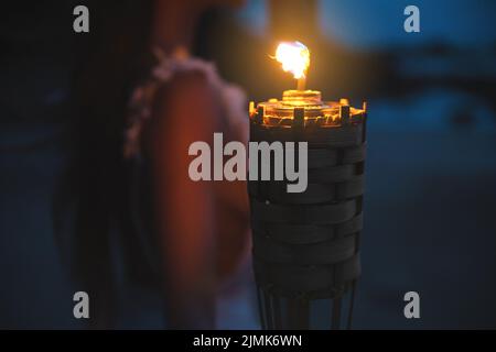 Primo piano di una torcia di bambù sulla spiaggia Foto Stock