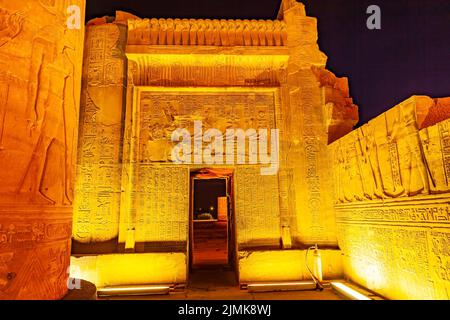 Rilievo e geroglifico sul muro nel Tempio di Sobek e Horus nella notte. Foto Stock