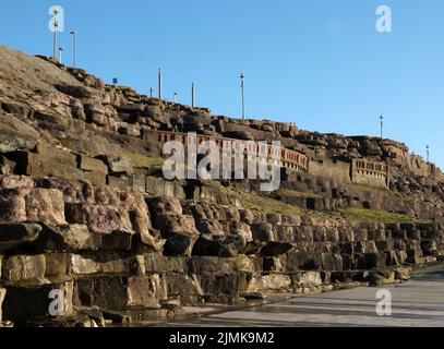 L'area delle scogliere di blackpool con rocce scolpite artificialmente lungo il lungomare alla luce del sole del pomeriggio Foto Stock