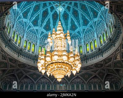 Lampadario all'interno della Grande Moschea del Sultano Qabus Foto Stock