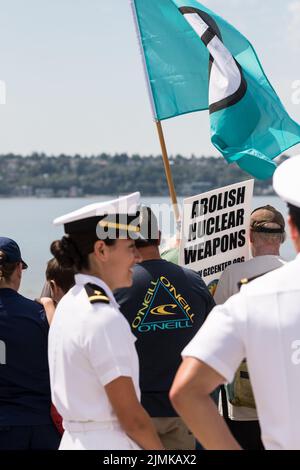 Seattle, Stati Uniti. 1st ago, 2022: I manifestanti della guerra al molo 62 Seafair Fleet Week. Foto Stock