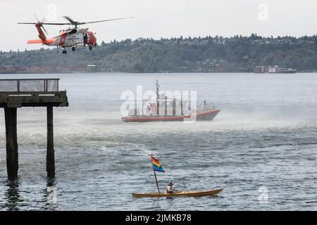 Seattle, Stati Uniti. 1st ago, 2022: I manifestanti della guerra al molo 62 Seafair Fleet Week. Foto Stock