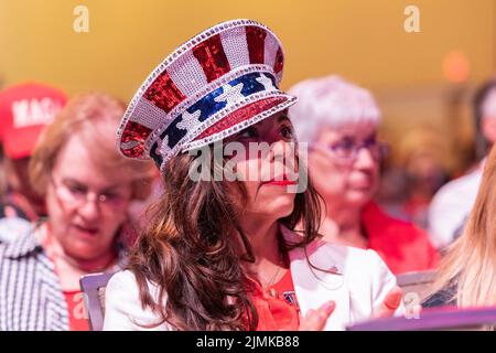 Dallas, Stati Uniti. 06th ago 2022. Una donna partecipa alla conferenza CPAC Texas 2022 all'Hilton Anatole (Photo by Lev Radin/Pacific Press) Credit: Pacific Press Media Production Corp./Alamy Live News Foto Stock