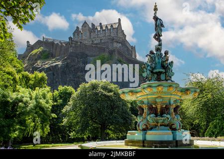 Il Castello da Princes Street Gardens, Edimburgo, Mid-Lothian, Scozia Foto Stock