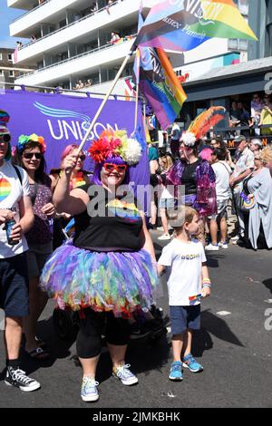 Brighton, Regno Unito. 6th ago 2022. La sfilata annuale gay Pride si svolge lungo il mare. Credit: JOHNNY ARMSTEAD/Alamy Live News Foto Stock