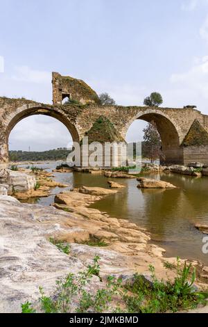 Vista verticale dello storico Ponte de Ajuda sul fiume Guadiana Foto Stock