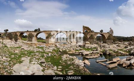 Vista panoramica dello storico Ponte de Ajuda sul fiume Guadiana Foto Stock