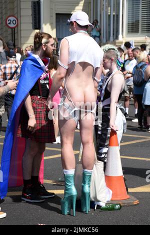 Brighton, Regno Unito. 6th ago 2022. La sfilata annuale gay Pride si svolge lungo il mare. Credit: JOHNNY ARMSTEAD/Alamy Live News Foto Stock