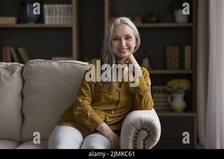 Felice bella anziana donna matura ritratto a casa Foto Stock