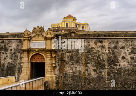 Vista sulla casa del governatore e l'ingresso del Forte Conde de Lippe Foto Stock