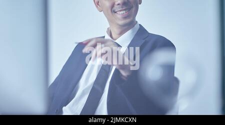 Primo piano ritaglio ritratto di un giovane uomo d'affari sorridente e fiducioso Foto Stock