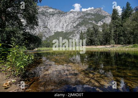 California, Stati Uniti. 03rd ago 2022. Il paesaggio del Parco Nazionale di Yosemite. Yosemite National Park, un famoso paesaggio in California, Stati Uniti. Yosemite è famosa per i suoi giganti, la vista del tunnel e gli alberi di sequoia. Molti turisti vengono a Yosemite e godono di una vista incredibile dalla natura. Di solito, i turisti si recano in auto a Yosemite e guidano all'interno del parco. Credit: SOPA Images Limited/Alamy Live News Foto Stock