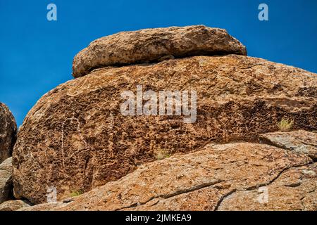 Petroglifi a tufo roccia masso, Crystal Wash, Pahranagat Valley, vicino Ash Springs, Nevada, USA Foto Stock