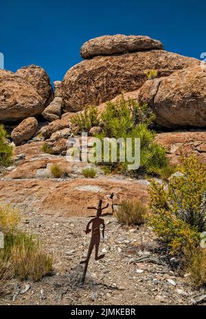 Petroglifi al masso di tufo di roccia, indicatore di percorso, Crystal Wash, Pahranagat Valley, vicino Ash Springs, Nevada, Stati Uniti Foto Stock