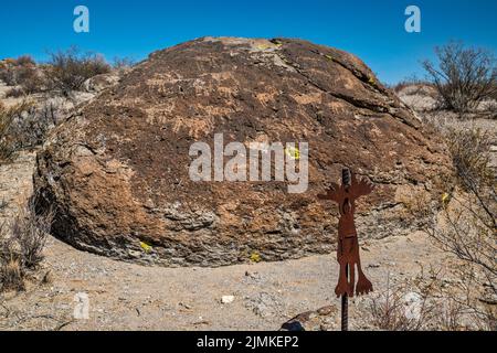 Pannello di petroglifi a tufo affioramento, indicatore di percorso, Ash Springs Rock Art Site, Pahranagat Valley, vicino Ash Springs, Nevada, USA Foto Stock