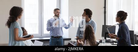 Immagine panoramica diversi dipendenti prendono parte alla riunione di gruppo Foto Stock