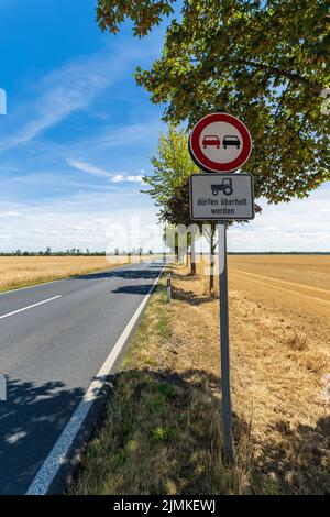 I segnali stradali che non sorpassi con i trattori con segnali aggiuntivi possono essere sorpresi in lingua tedesca Foto Stock