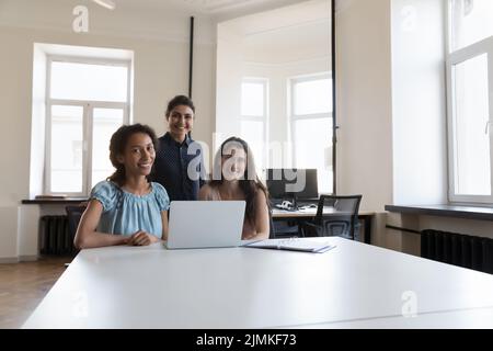 Giovani donne multirazziali colleghi che lavorano a progetti collaborativi usano il computer Foto Stock