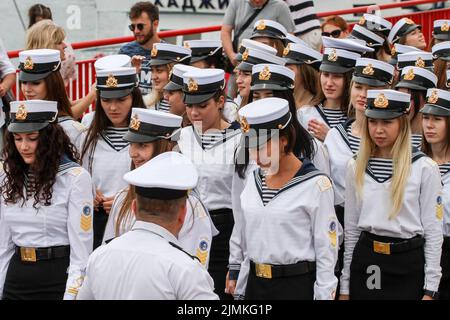 Odessa, Ucraina. 4th luglio 2021. I laureati vestiti in uniformi sono visti durante la cerimonia. Cerimonia di laurea dell'Accademia marittima di Odessa presso la stazione marittima di Odessa. (Credit Image: © Viacheslav Onyshchenko/SOPA Images via ZUMA Press Wire) Foto Stock