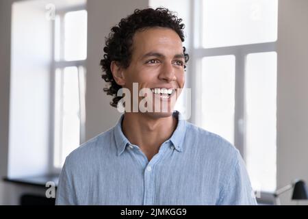 Testa colpo ritratto bello ispanico businessman sorriso guardare da parte Foto Stock