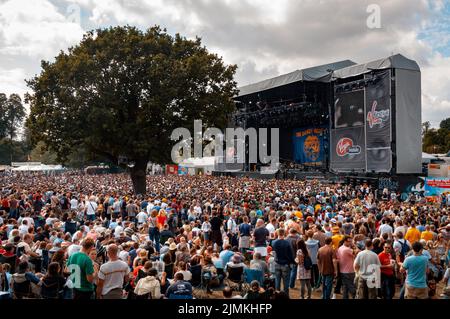 Virgin V Music Festival V2006, tifosi che guardano il Main Stage, Hylands Park, Chelmsford, Essex, Gran Bretagna - 19th agosto 2006. Foto Stock