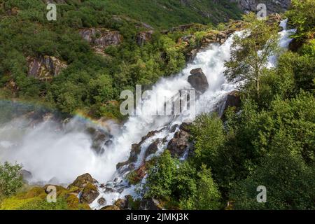 Rainbow e cascata Briksdal in Norvegia Foto Stock