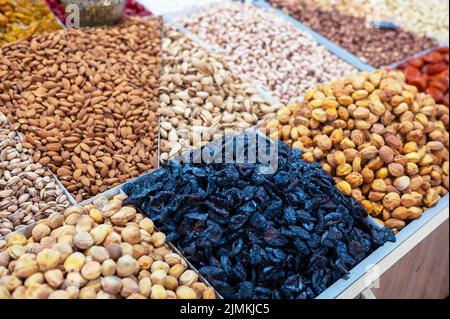 Frutta secca e noci sul mercato alimentare Foto Stock