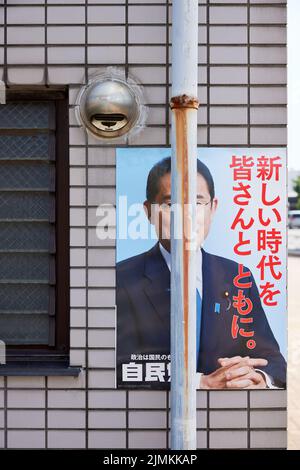Fumio Kishida (primo ministro giapponese; LDP), poster posto dietro un tubo dell'acqua piovana; Tokyo, Giappone Foto Stock