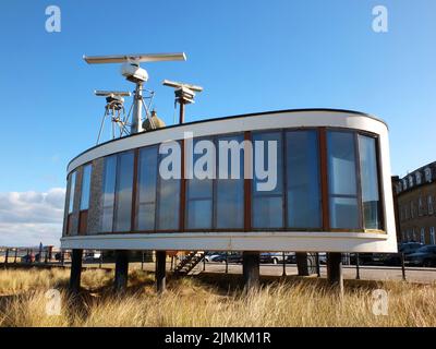 La stazione radar costiera di Fleetwood Lancashire, un edificio brutalista in cemento del 1960s accanto alla spiaggia Foto Stock