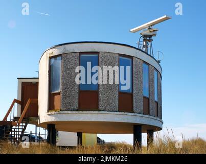 La stazione radar costiera di Fleetwood Lancashire, un edificio brutalista in cemento del 1960s accanto alla spiaggia Foto Stock