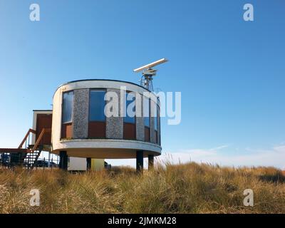 La stazione radar costiera di Fleetwood Lancashire, un edificio brutalista in cemento del 1960s accanto alla spiaggia Foto Stock